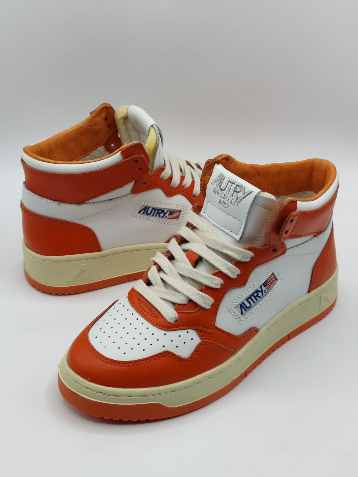Sneaker Autry bianche e arancio